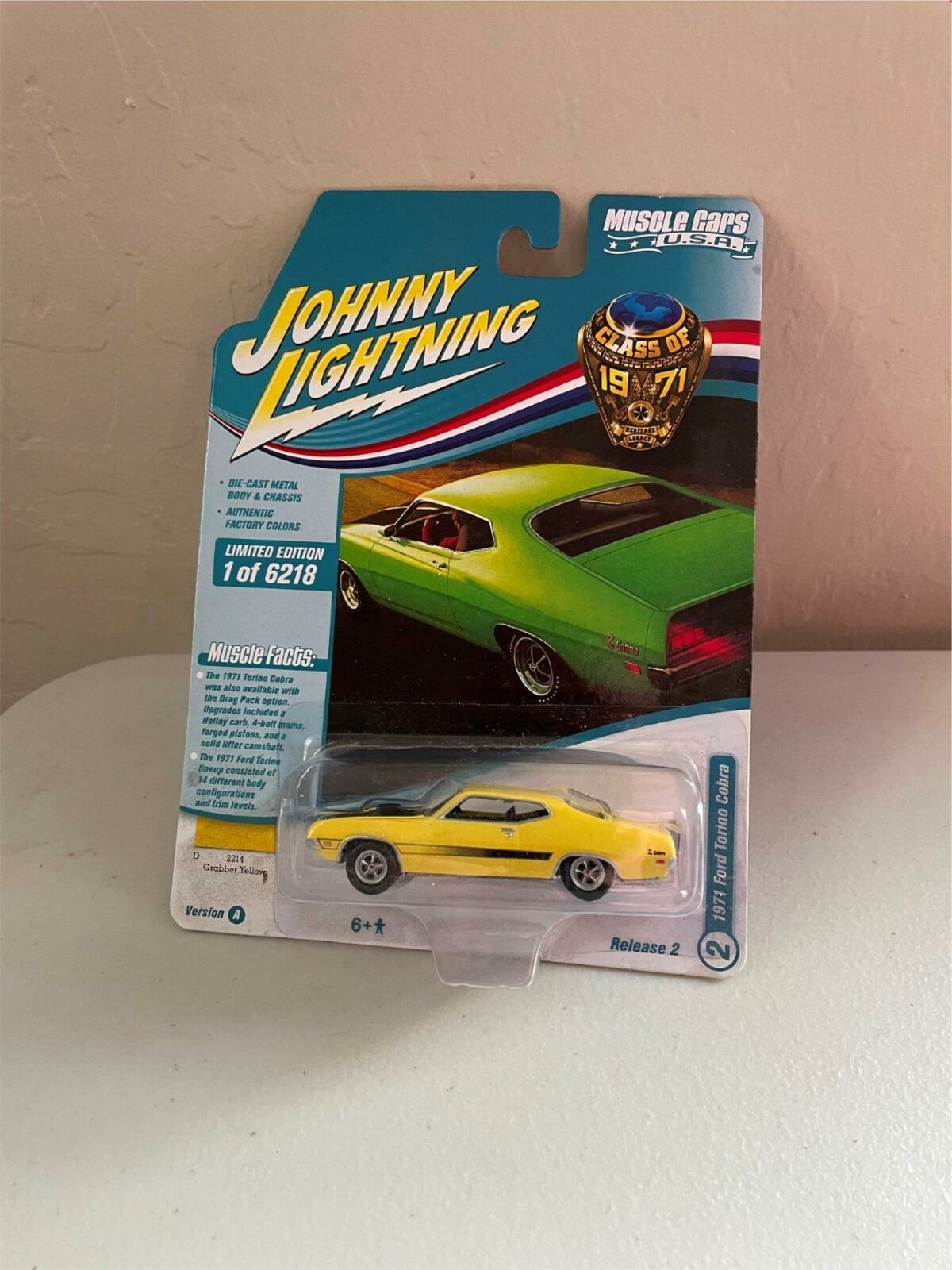 Johnny Lightning Muscle Cars USA 1971 Ford Torino Cobra Release 2 Yellow V8