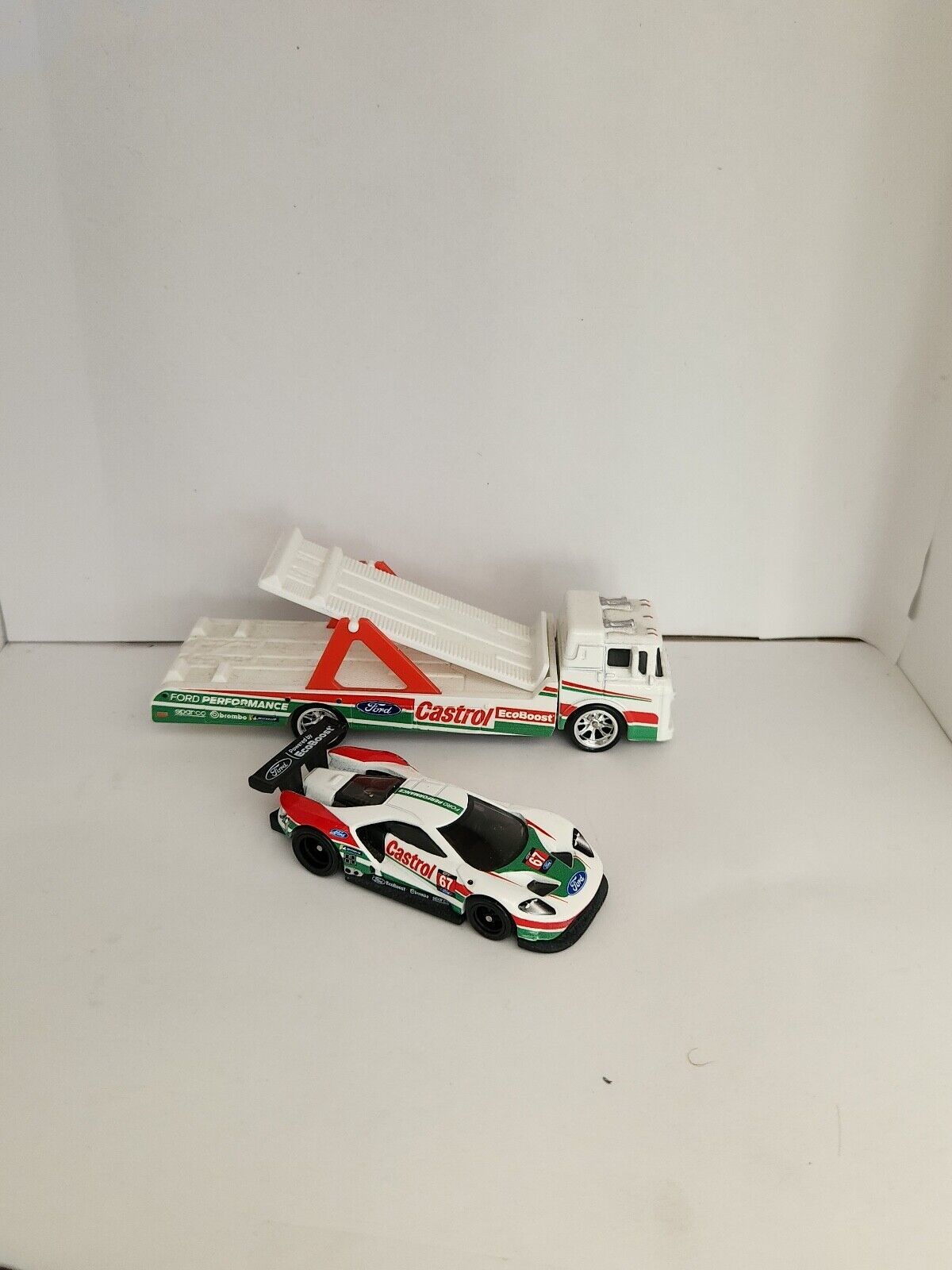 Hot Wheels Car Culture Team Transport 2016 Ford GT Race Ford C-800 Castrol  LC82