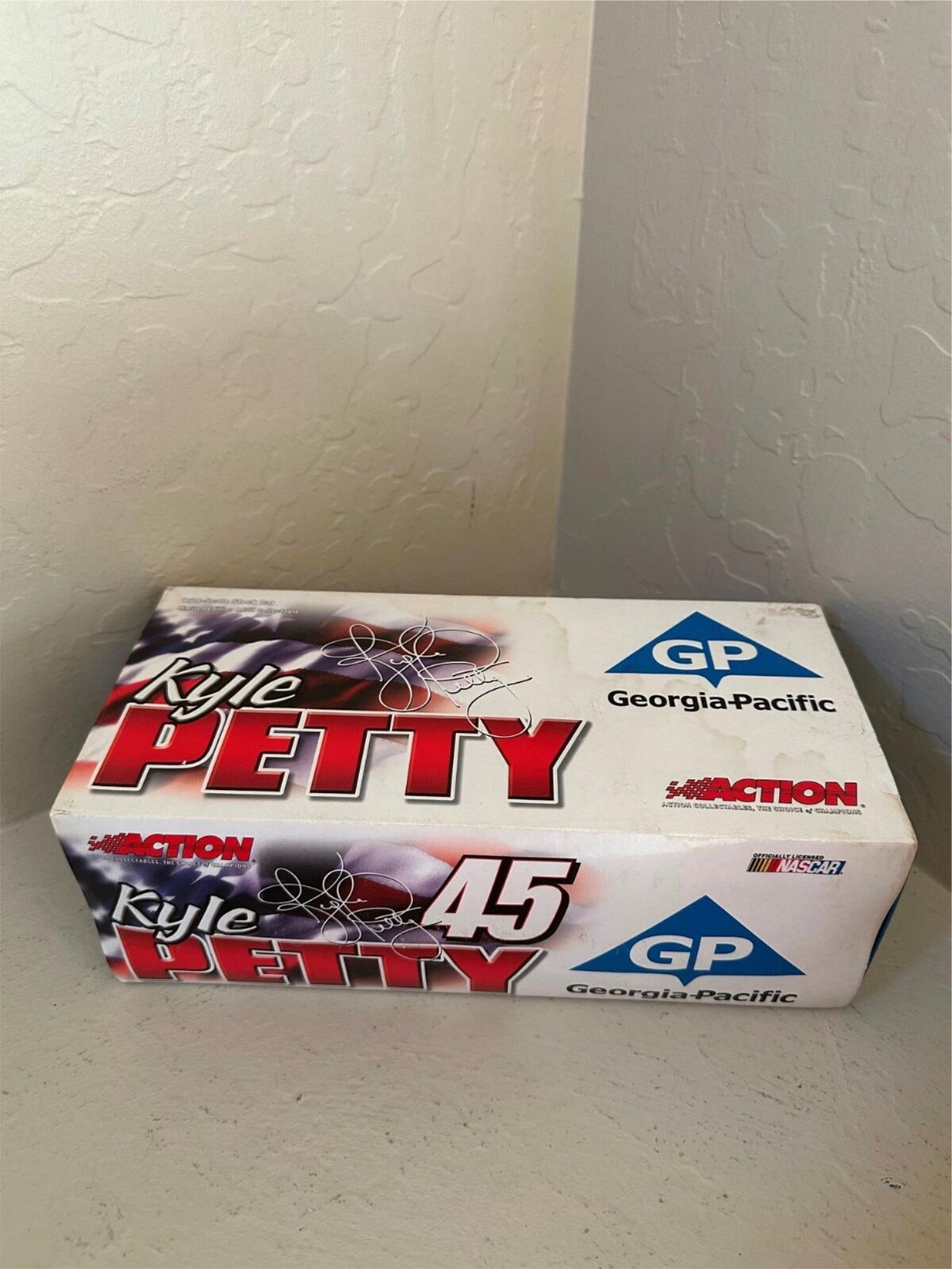 Action Georgia Pacific Kyle Petty 1:24 Scale Stock Car Dodge Intrepid DP